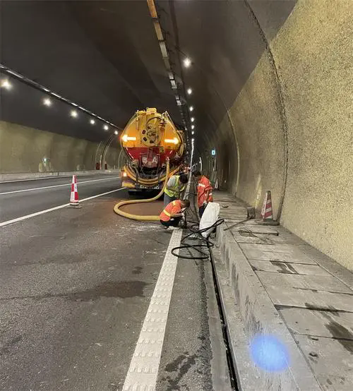 嘉荫隧道排水渠清淤